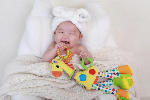 内蒙古四个月宝宝揉眼睛